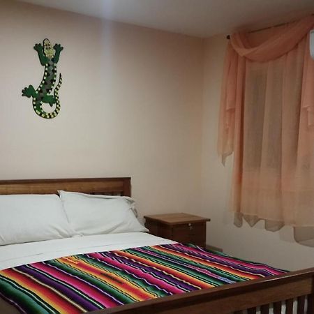 Go Slow Guesthouse Caye Caulker Esterno foto