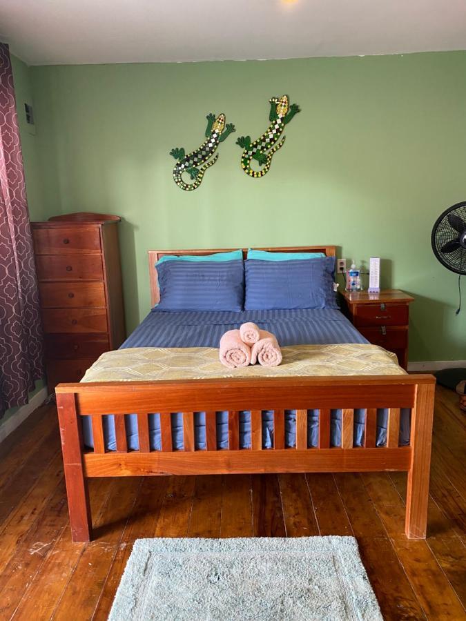 Go Slow Guesthouse Caye Caulker Esterno foto