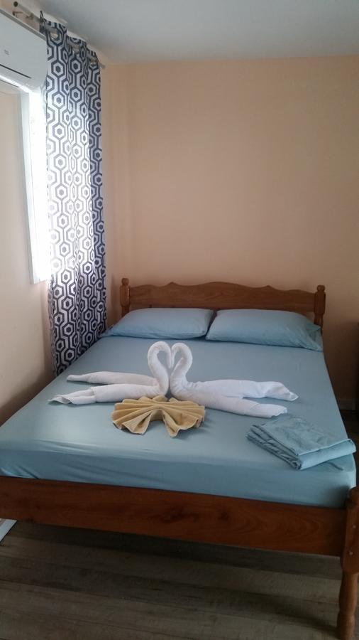 Go Slow Guesthouse Caye Caulker Esterno foto