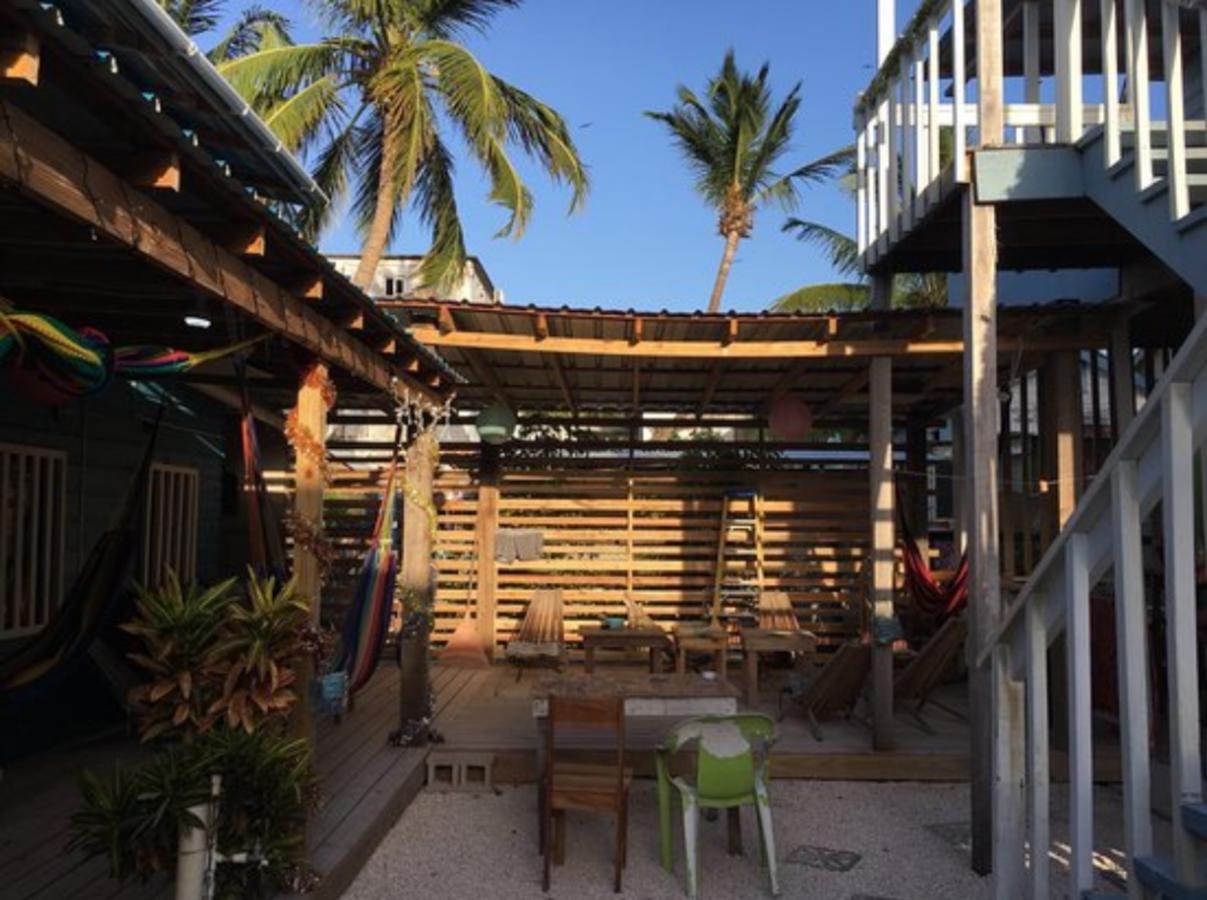 Go Slow Guesthouse Caye Caulker Esterno foto