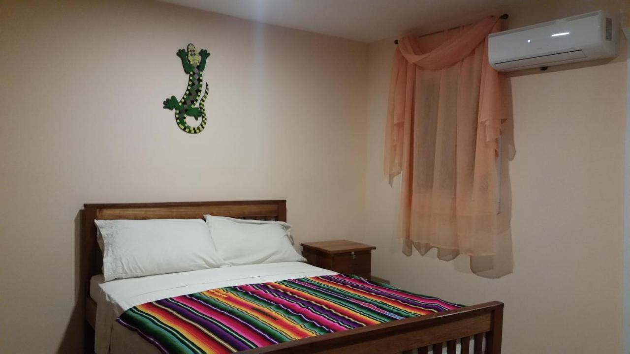 Go Slow Guesthouse Caye Caulker Esterno foto